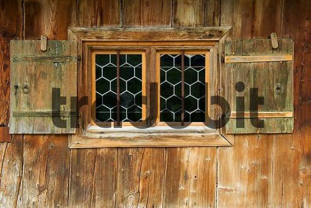 Bauernhausfenster mit geöffneten Fensterläden - Runterlad...