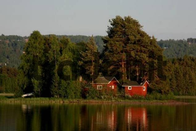 rote Häuser auf Insel im See, Schweden - Runterladen Architektur