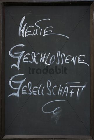 Schiefertafel mit Kreide-Aufschrift Heute geschlossene Gesellschaft...