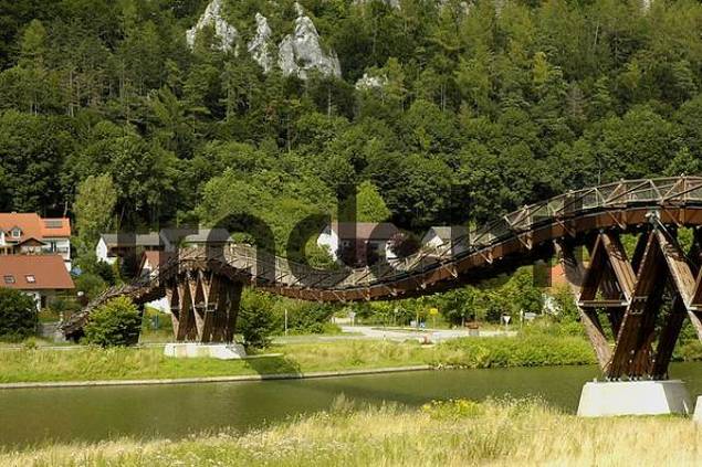 Die laengste Holzbruecke Europas über den Main-Donau-Kanal bei...